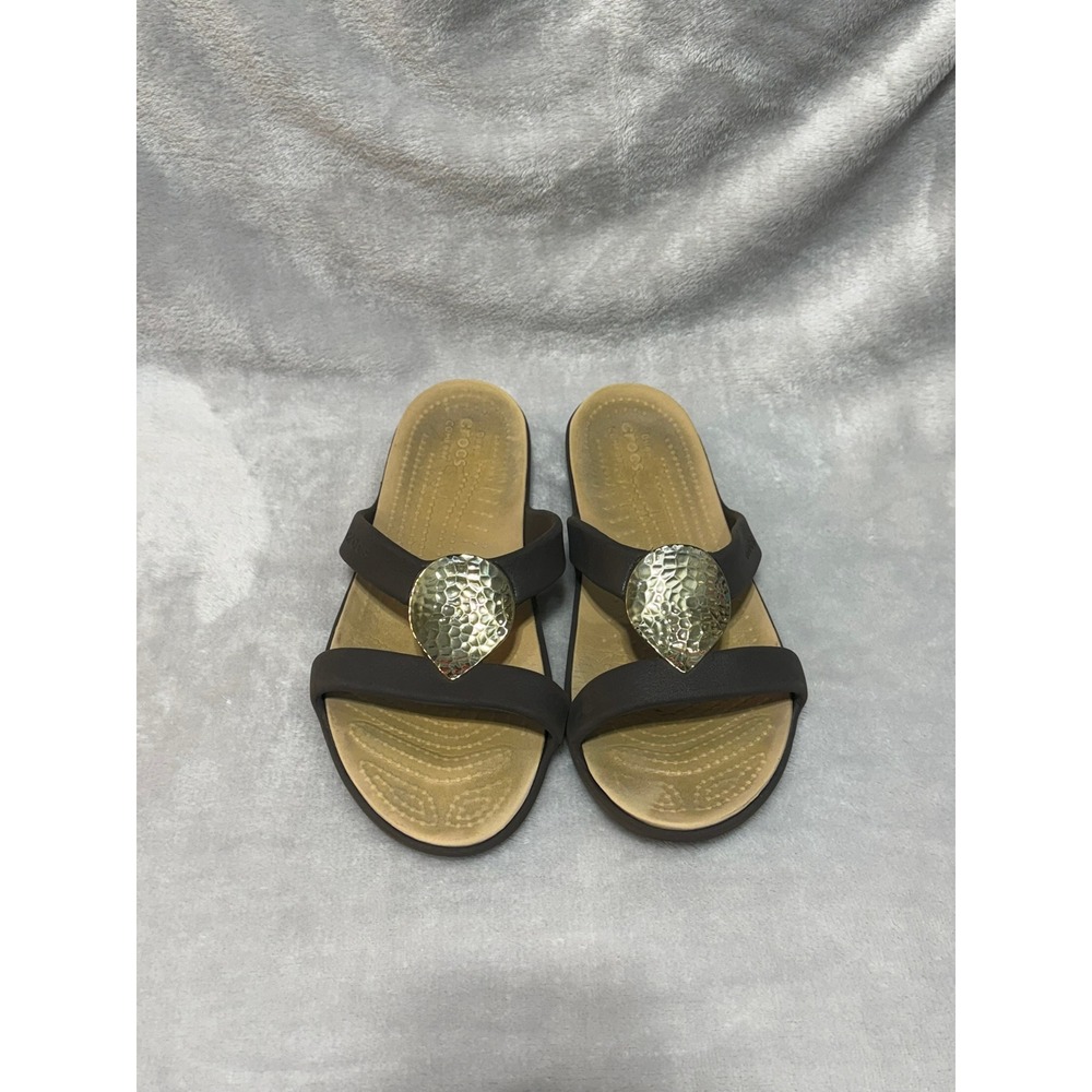 Crocs Womens Sanrah Hammered Circle Wedge Sandal Brown Gold Size 9